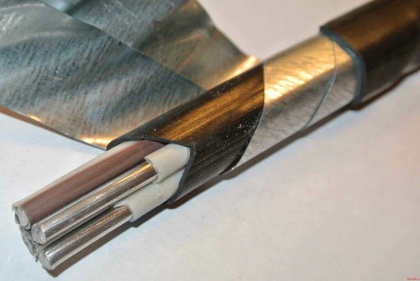 Armored aluminum or copper cables are laid to a depth of 80 cm