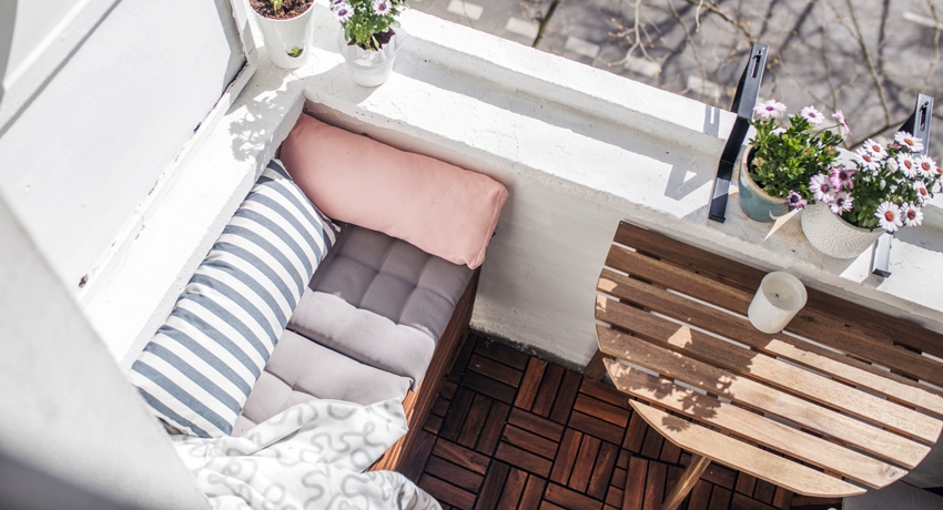 Sofa balkoni dengan kotak simpanan: keselesaan tanpa kompromi