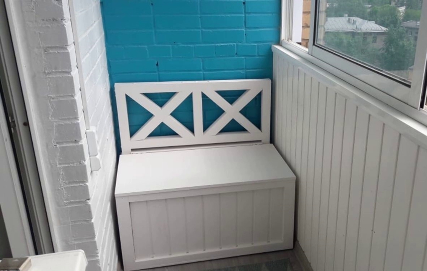 Einfache Holzsofabox kann mit weichen Kissen ergänzt werden