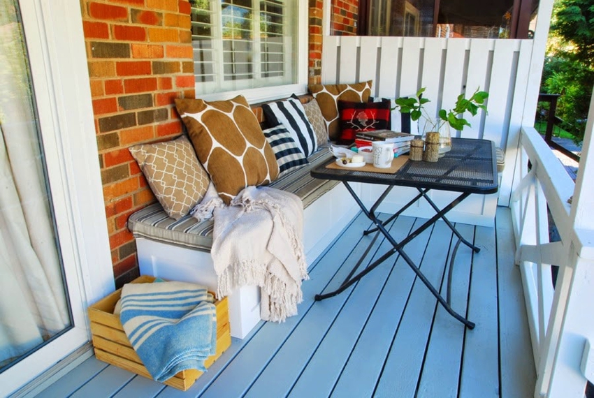 ניתן להוסיף את הספה במרפסת עם שולחן קפה