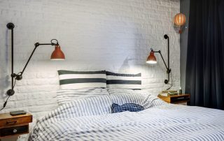 Lampu dinding di bilik tidur untuk membaca dan bersantai dengan selesa