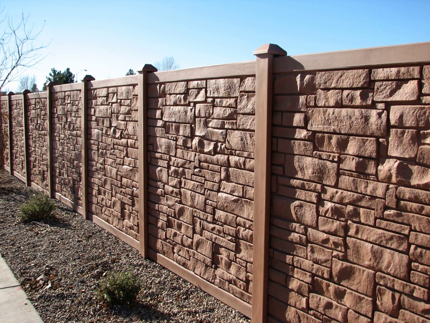 The texture of the fence imitates natural stone