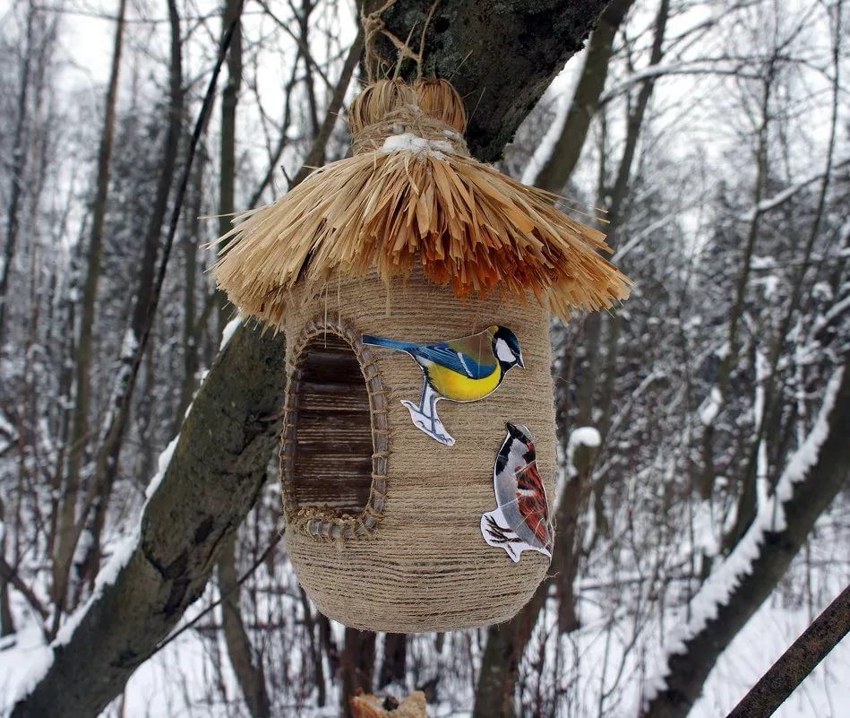 Birdhouse from a plastic bottle wrapped in rope