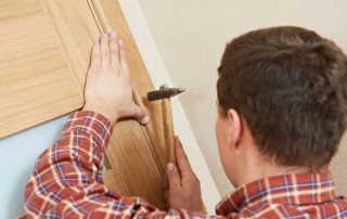 Dosky na drevených dverách: nuansy výberu a inštalačné prvky