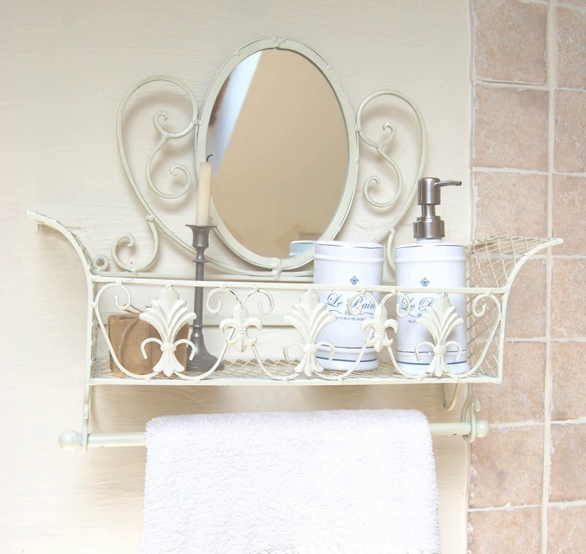 Schönes schmiedeeisernes Regal mit Spiegel und Handtuchhalter
