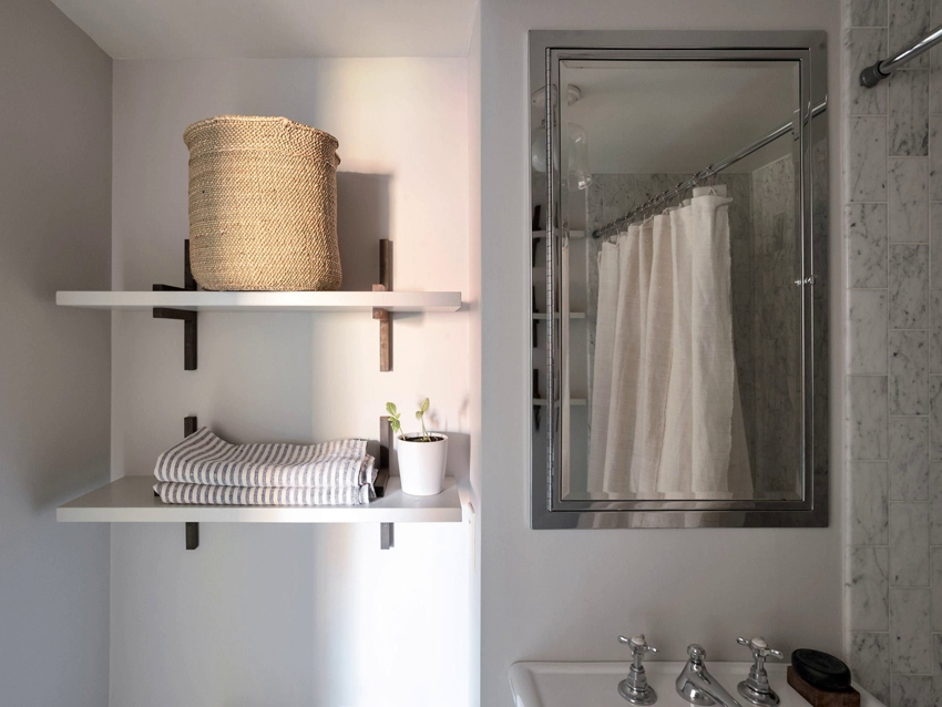 מדפים רחבים מאפשרים לכם לאחסן מגבות וחפצים ביתיים גדולים בחדר האמבטיה