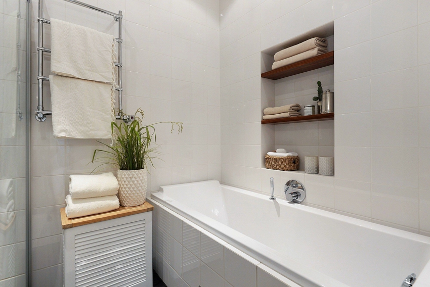 Sisäänrakennetut hyllyt säästävät tilaa kylpyhuoneessa, mutta ovat käytännöllisiä