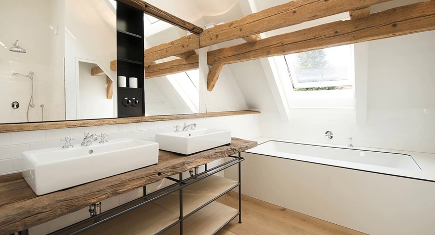 Rak kayu di bilik mandi: keperibadian keindahan dan kecanggihan asli