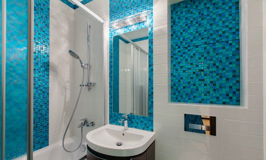 Die Rückwand der Nische im Badezimmer ist mit Mosaiken gefliest
