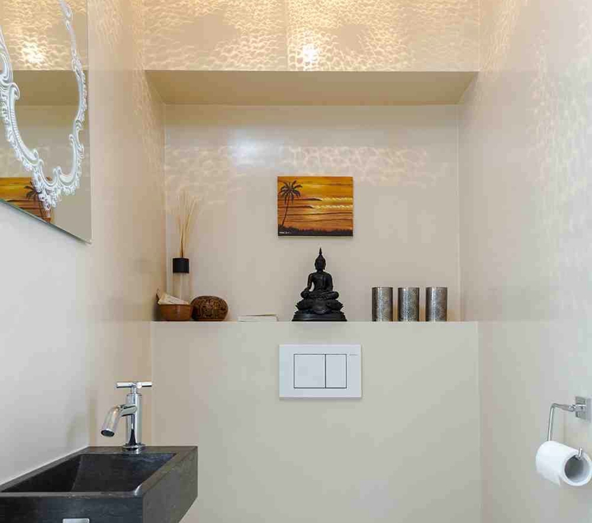 Ved kledning av installasjonen på toalettet dannes en kompakt og funksjonell hylle